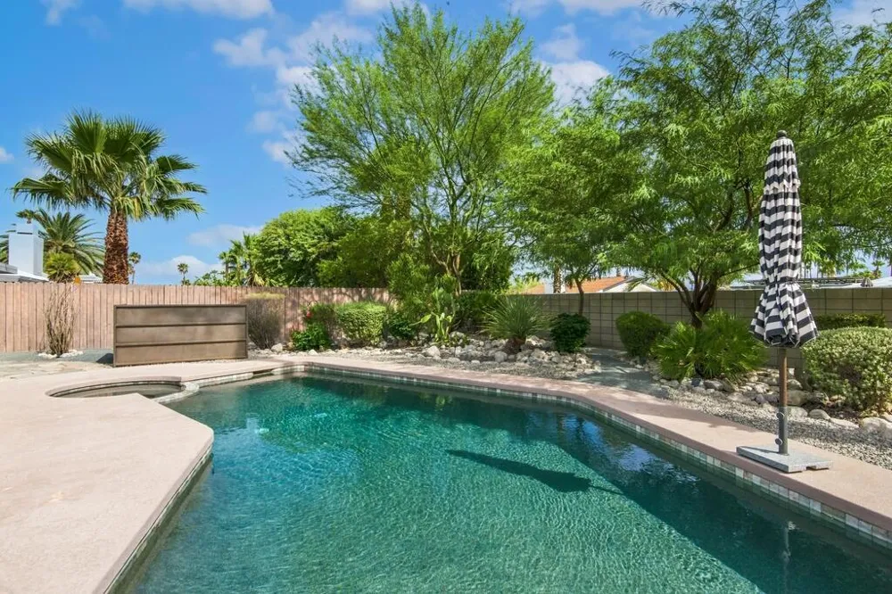 1371 E Francis Drive Palm Springs, CA 92262