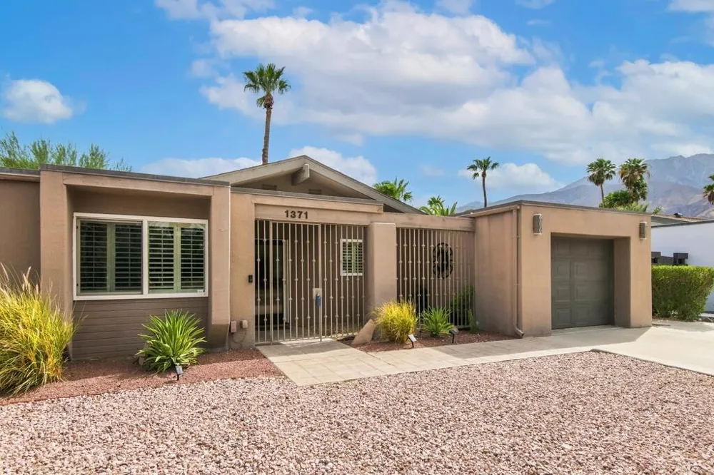 1371 E Francis Drive Palm Springs, CA 92262