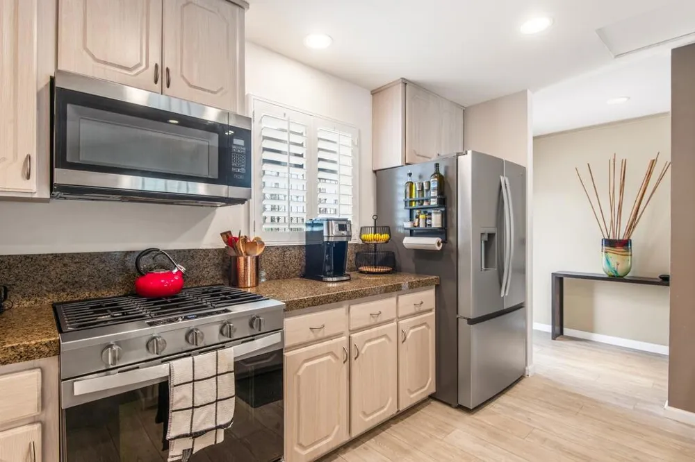 1371 E Francis Drive Palm Springs, CA 92262
