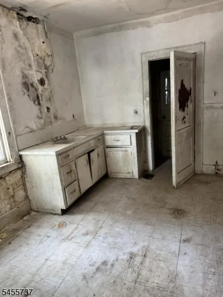 36 Sunset Ave Newark City, NJ 07106
