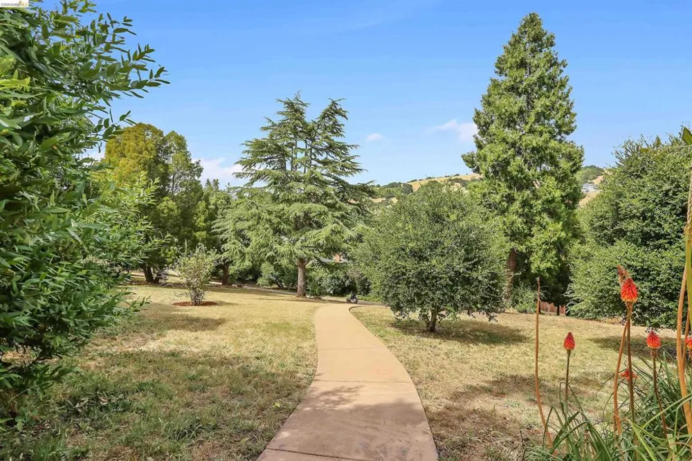 307 Covington St Oakland, CA 94605