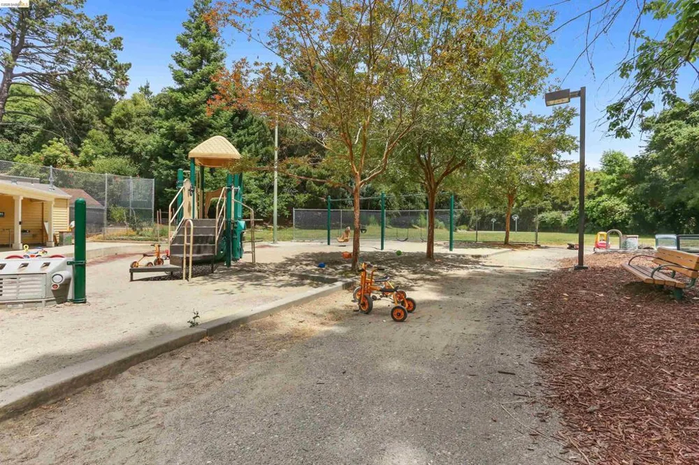 307 Covington St Oakland, CA 94605