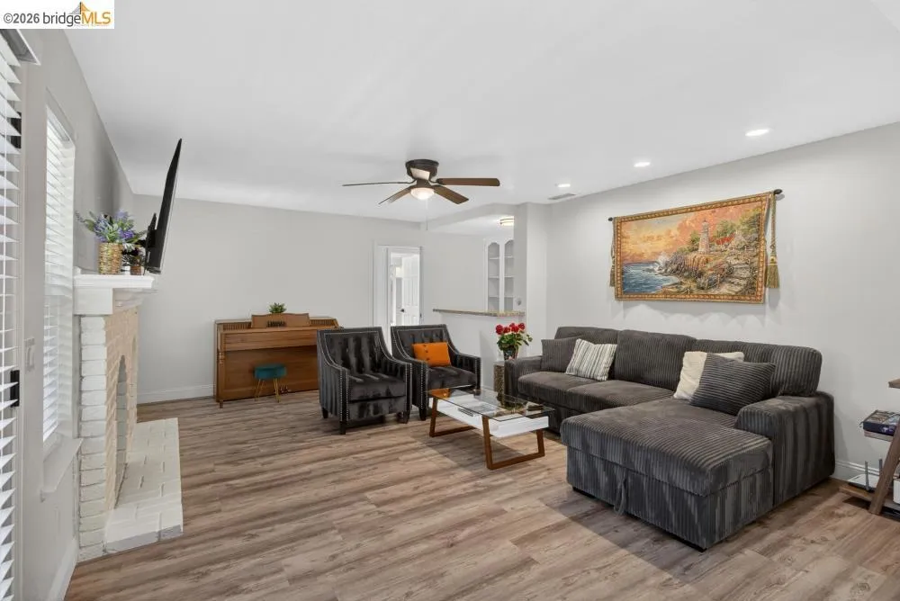 124 Abrozo CT Folsom, CA 95630