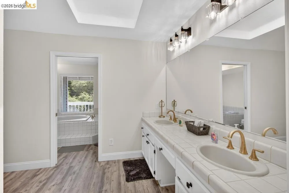 124 Abrozo CT Folsom, CA 95630
