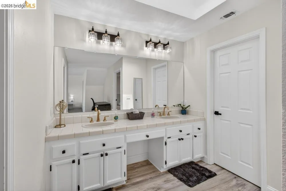 124 Abrozo CT Folsom, CA 95630