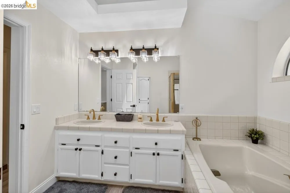 124 Abrozo CT Folsom, CA 95630