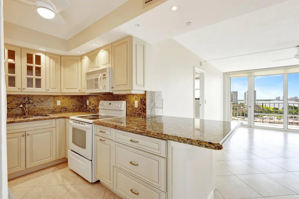 336 Golfview Road #PH09 North Palm Beach, FL 33408