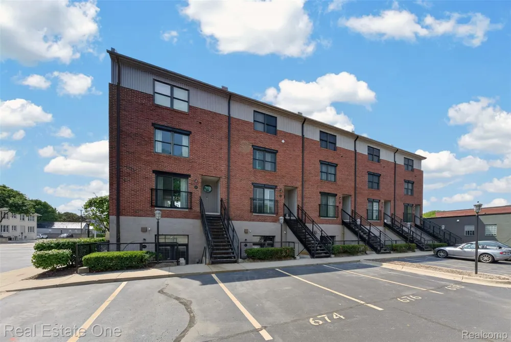 680 W 11 Mile Road Royal Oak City, MI 48067