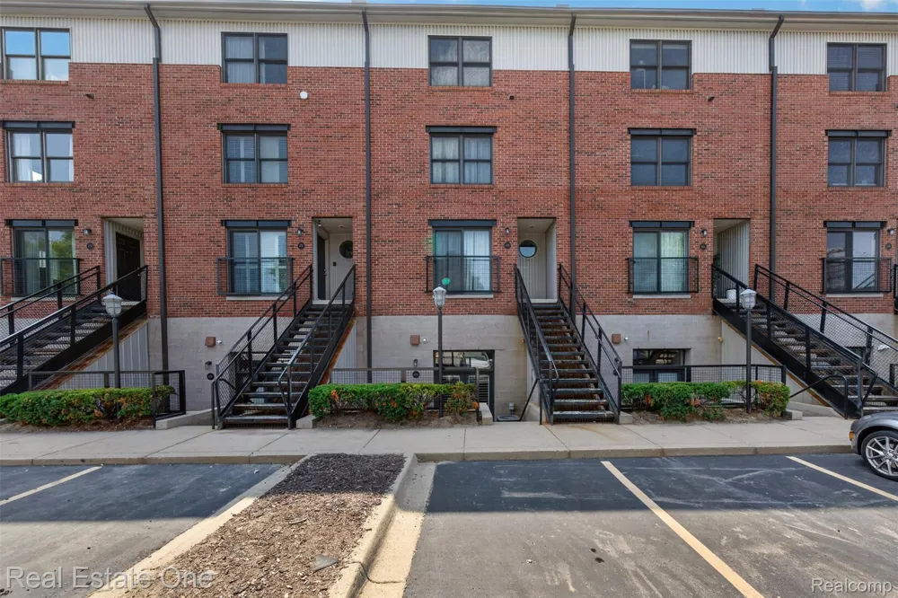 680 W 11 Mile Road Royal Oak City, MI 48067