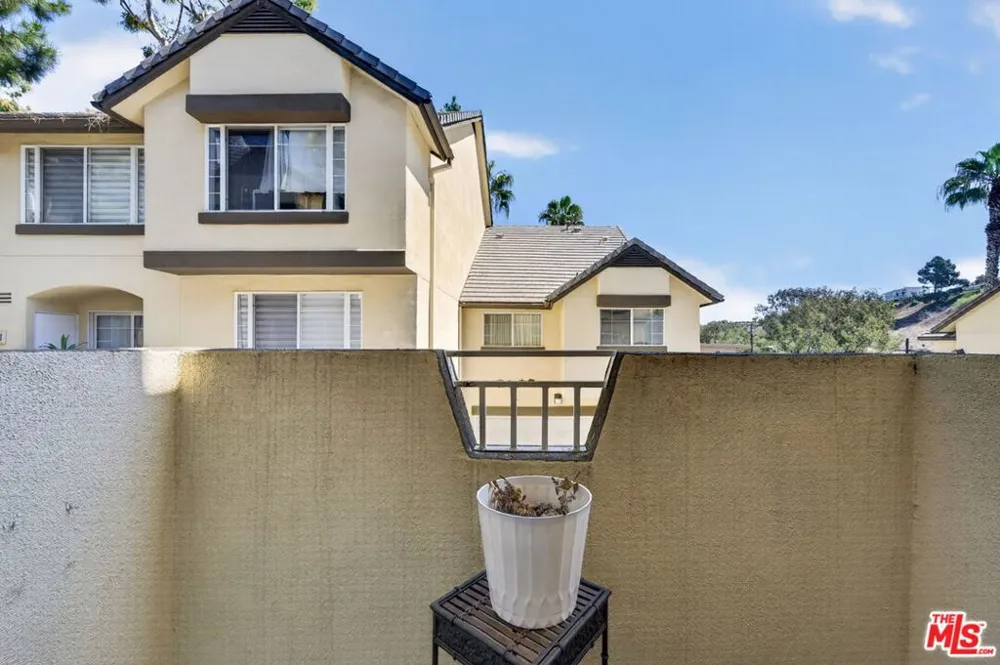 4600 Don Lorenzo Drive #4 Los Angeles, CA 90008