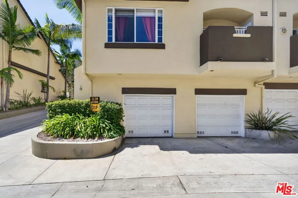 4600 Don Lorenzo Drive #4 Los Angeles, CA 90008