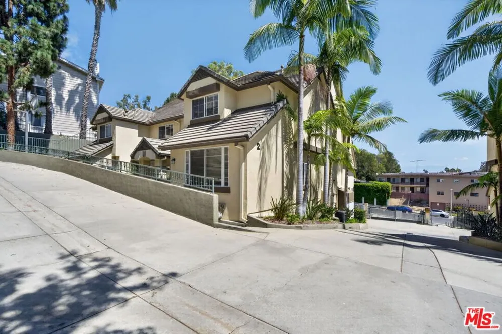 4600 Don Lorenzo Drive #4 Los Angeles, CA 90008