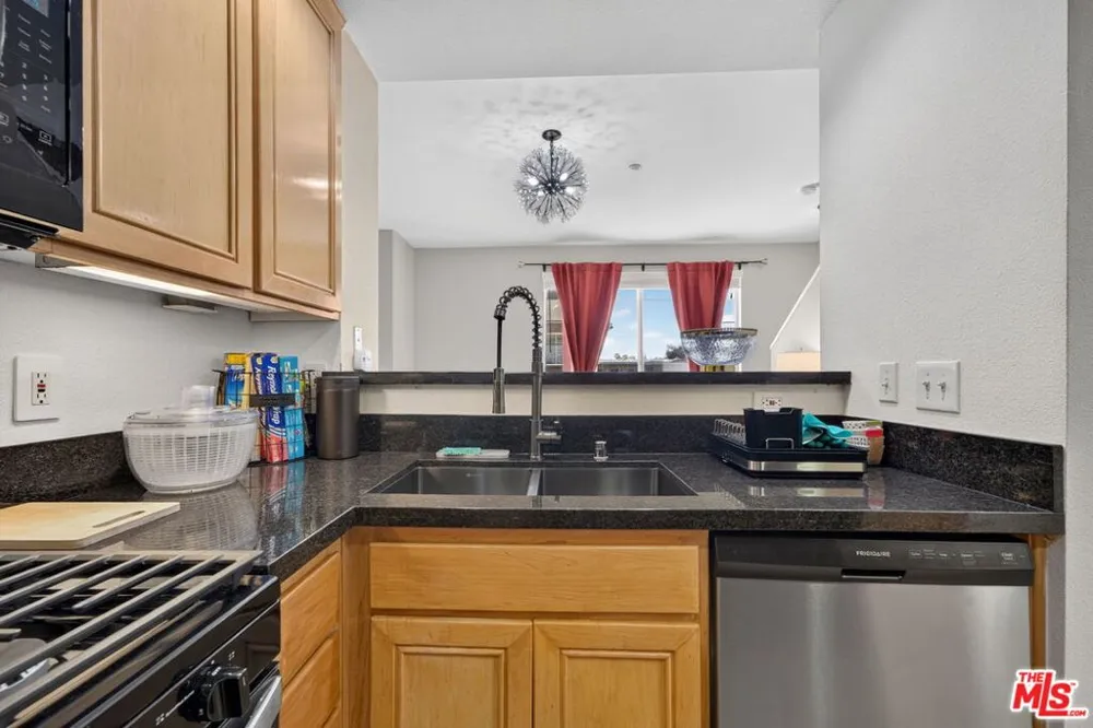 4600 Don Lorenzo Drive #4 Los Angeles, CA 90008