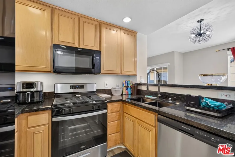 4600 Don Lorenzo Drive #4 Los Angeles, CA 90008