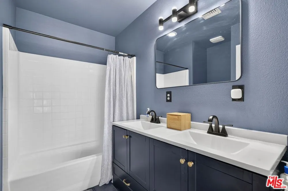 4600 Don Lorenzo Drive #4 Los Angeles, CA 90008