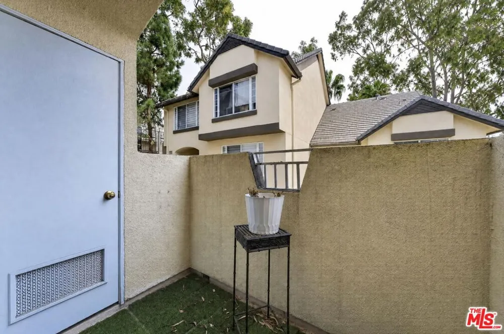 4600 Don Lorenzo Drive #4 Los Angeles, CA 90008