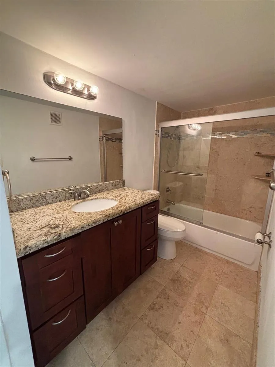 220 LAKEVIEW DRIVE #103 Weston, FL 33326