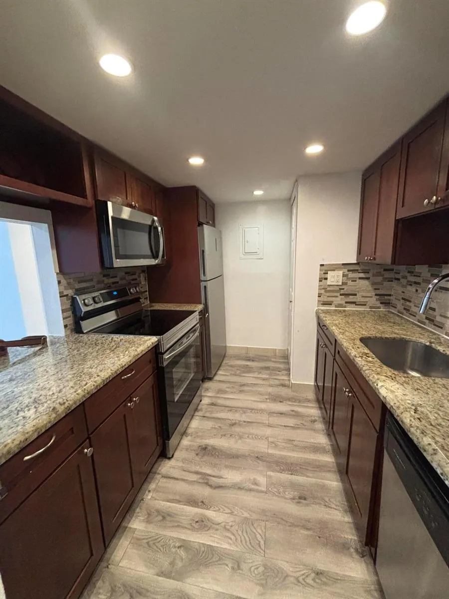 220 LAKEVIEW DRIVE #103 Weston, FL 33326