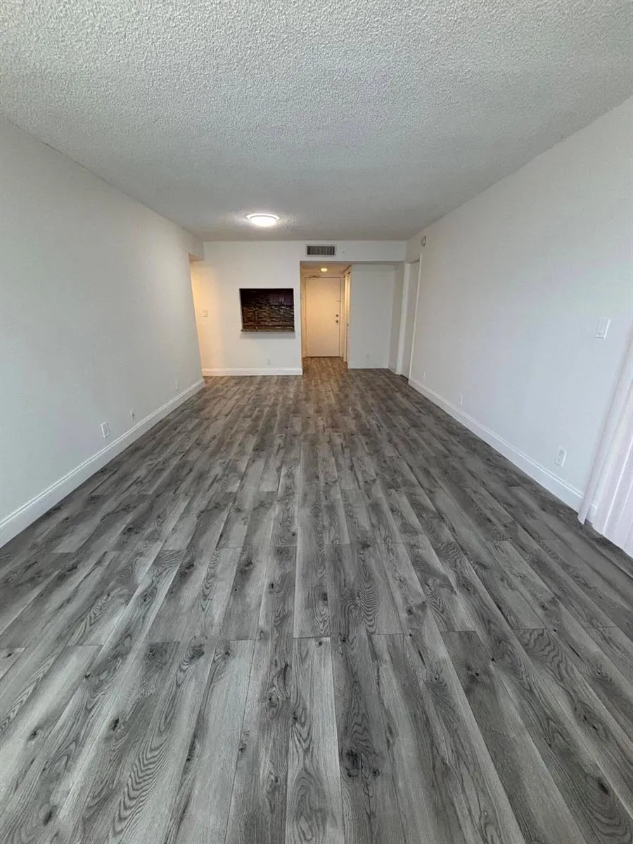 220 LAKEVIEW DRIVE #103 Weston, FL 33326