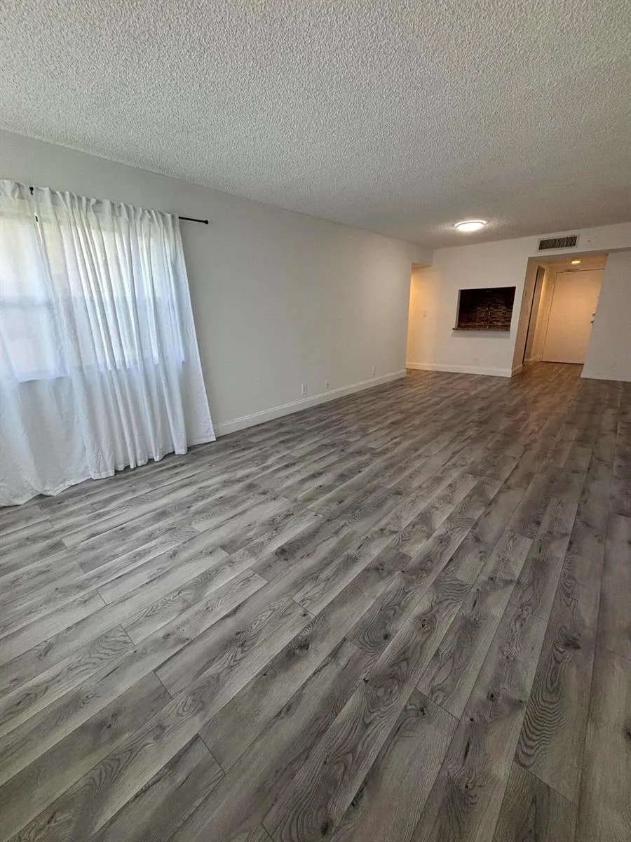 220 LAKEVIEW DRIVE #103 Weston, FL 33326