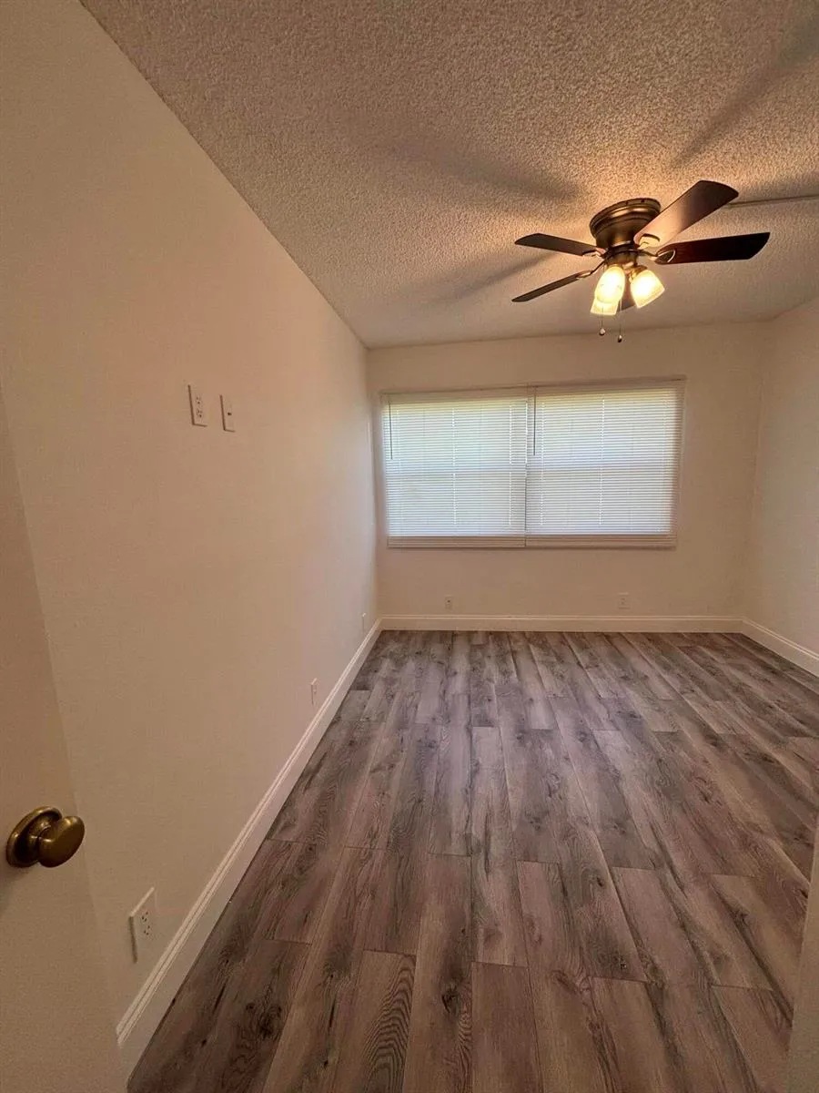 220 LAKEVIEW DRIVE #103 Weston, FL 33326