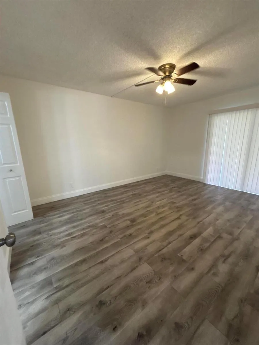 220 LAKEVIEW DRIVE #103 Weston, FL 33326