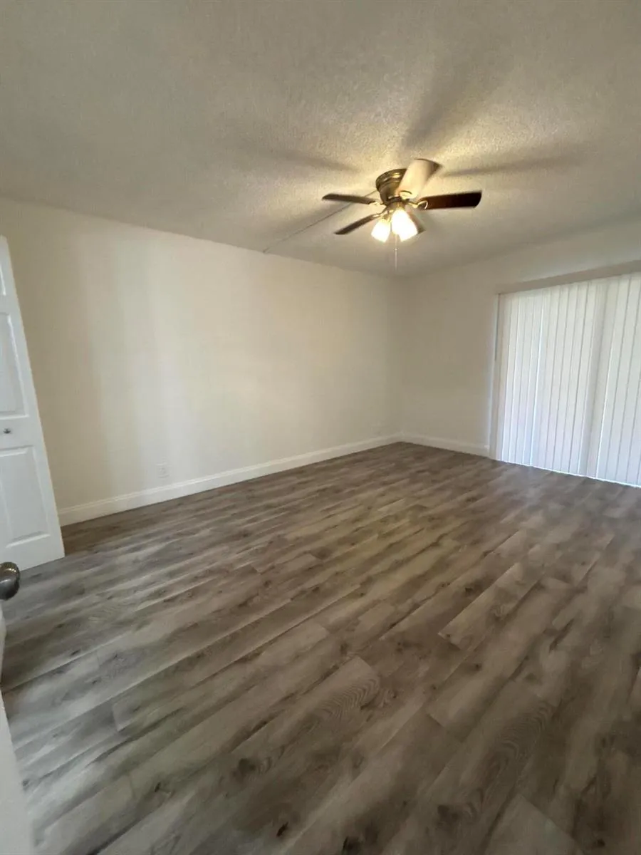 220 LAKEVIEW DRIVE #103 Weston, FL 33326