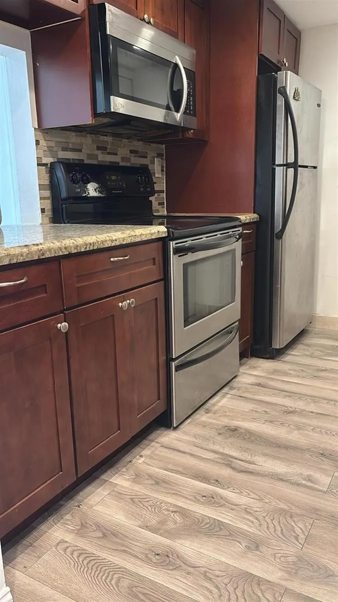 220 LAKEVIEW DRIVE #103 Weston, FL 33326