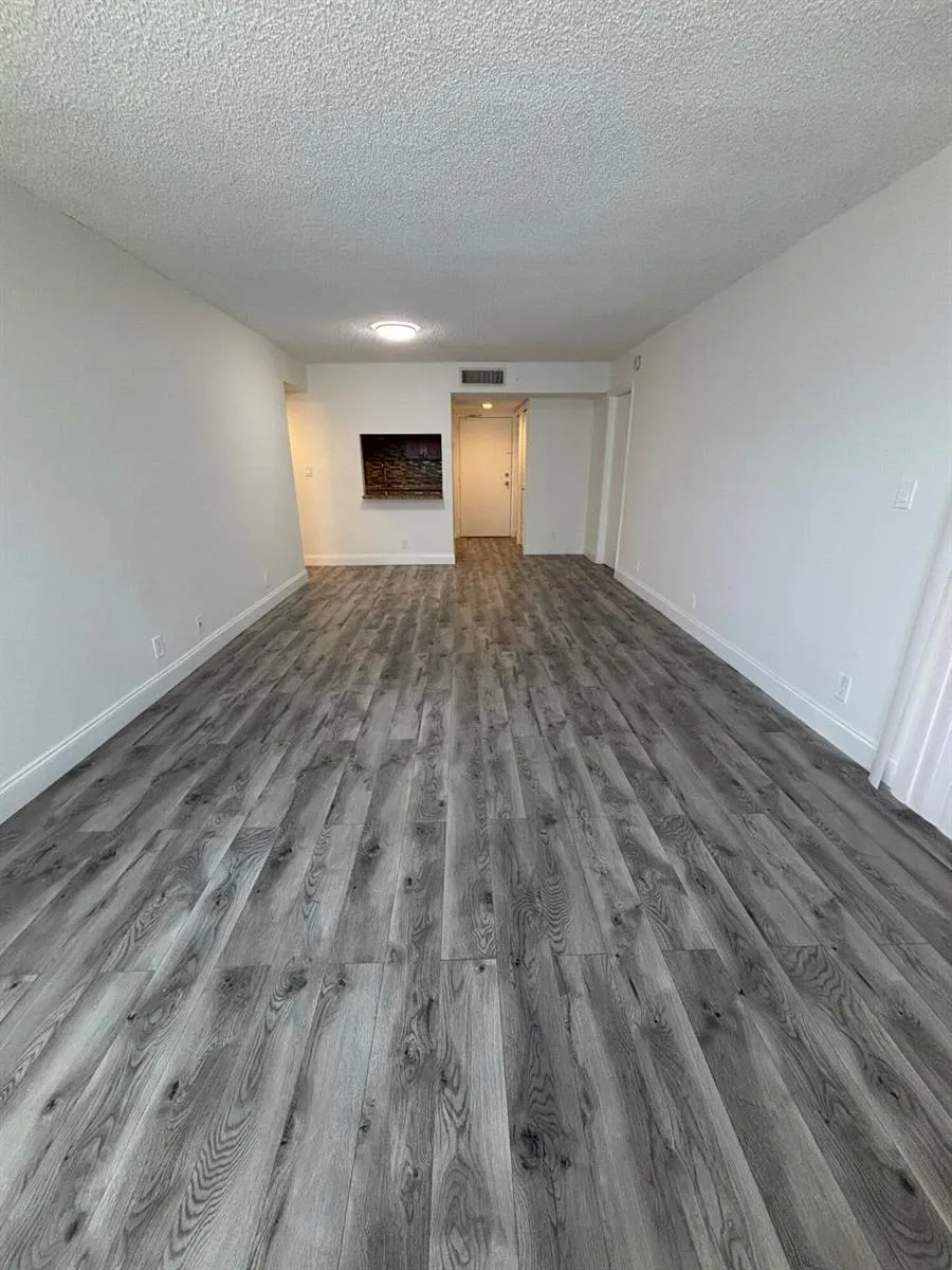 220 LAKEVIEW DRIVE #103 Weston, FL 33326