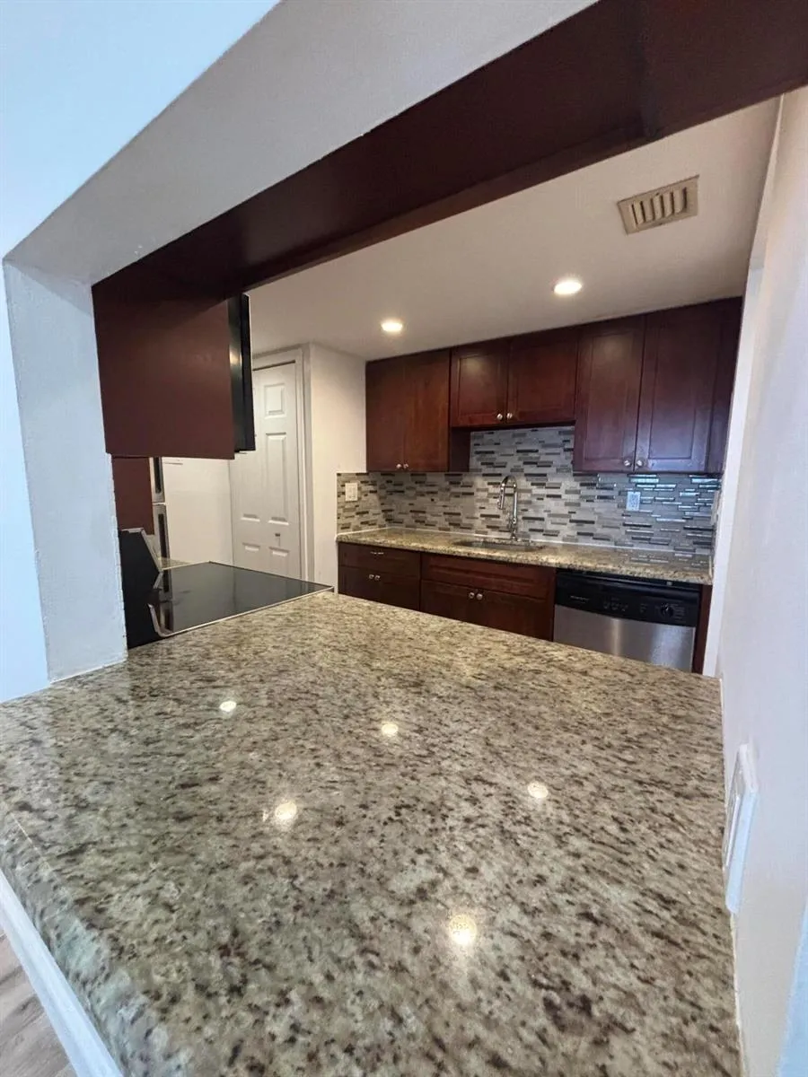 220 LAKEVIEW DRIVE #103 Weston, FL 33326