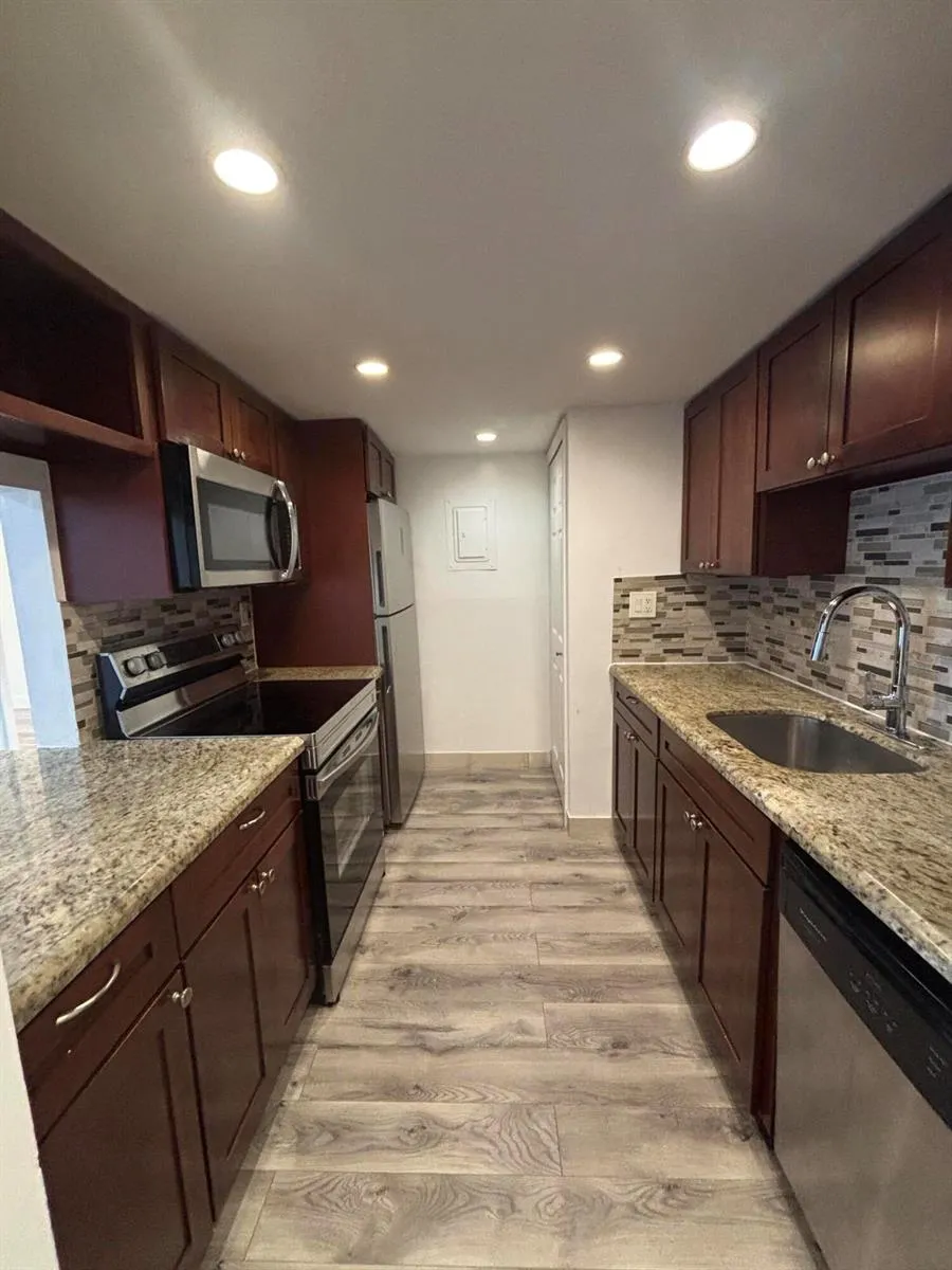 220 LAKEVIEW DRIVE #103 Weston, FL 33326