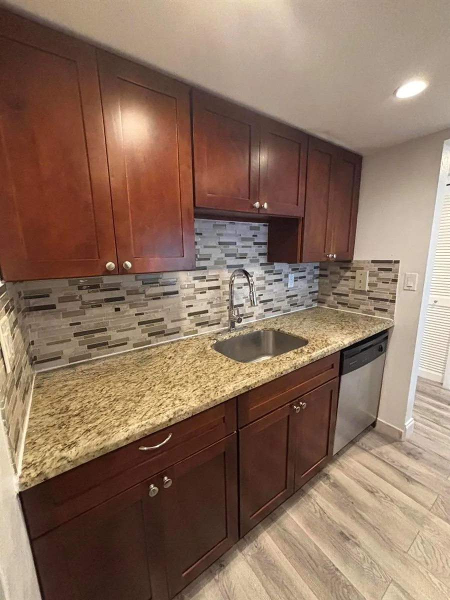 220 LAKEVIEW DRIVE #103 Weston, FL 33326