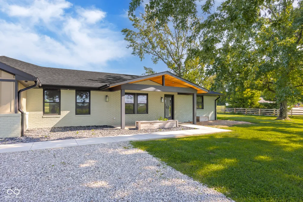 9070 W 450 S Columbus, IN 47201