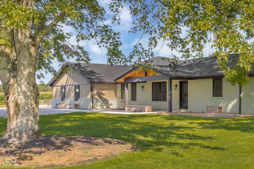9070 W 450 S Columbus, IN 47201