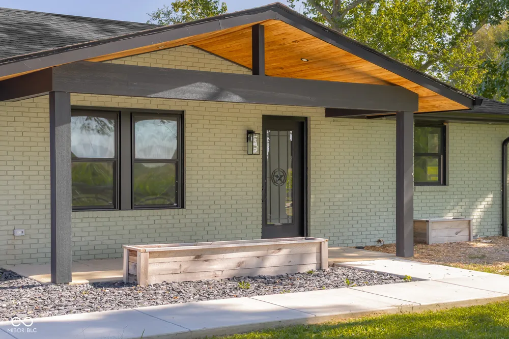 9070 W 450 S Columbus, IN 47201