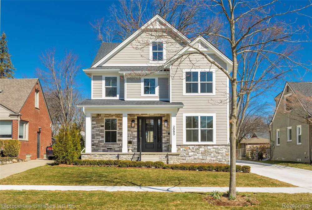 2093 Pembroke Road Birmingham City, MI 48009
