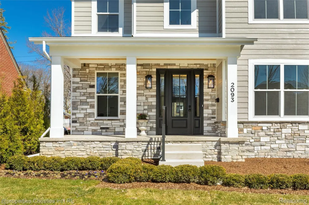 2093 Pembroke Road Birmingham City, MI 48009
