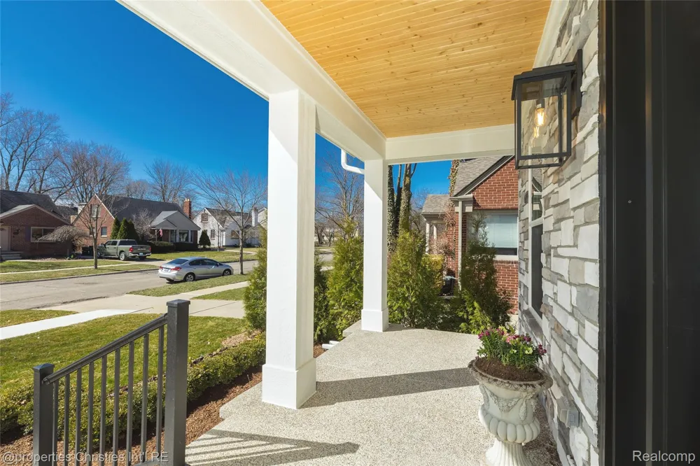 2093 Pembroke Road Birmingham City, MI 48009