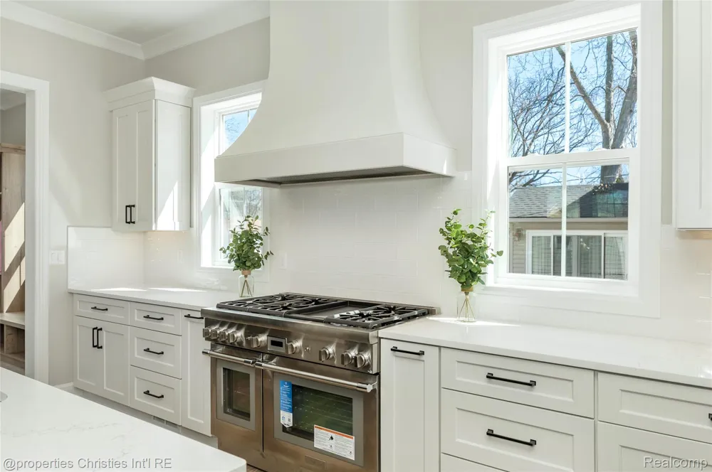 2093 Pembroke Road Birmingham City, MI 48009