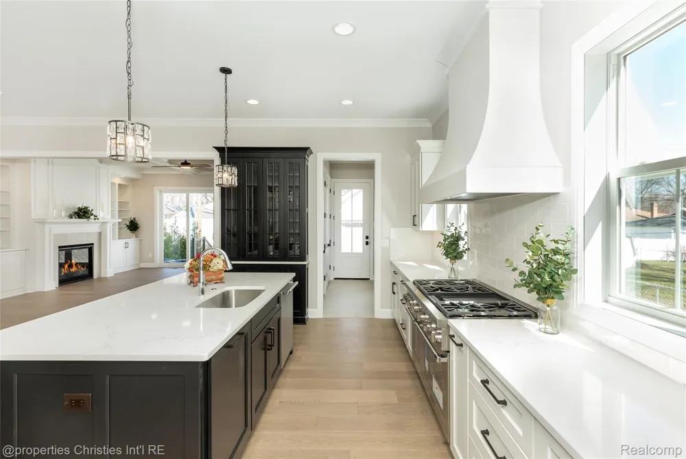 2093 Pembroke Road Birmingham City, MI 48009