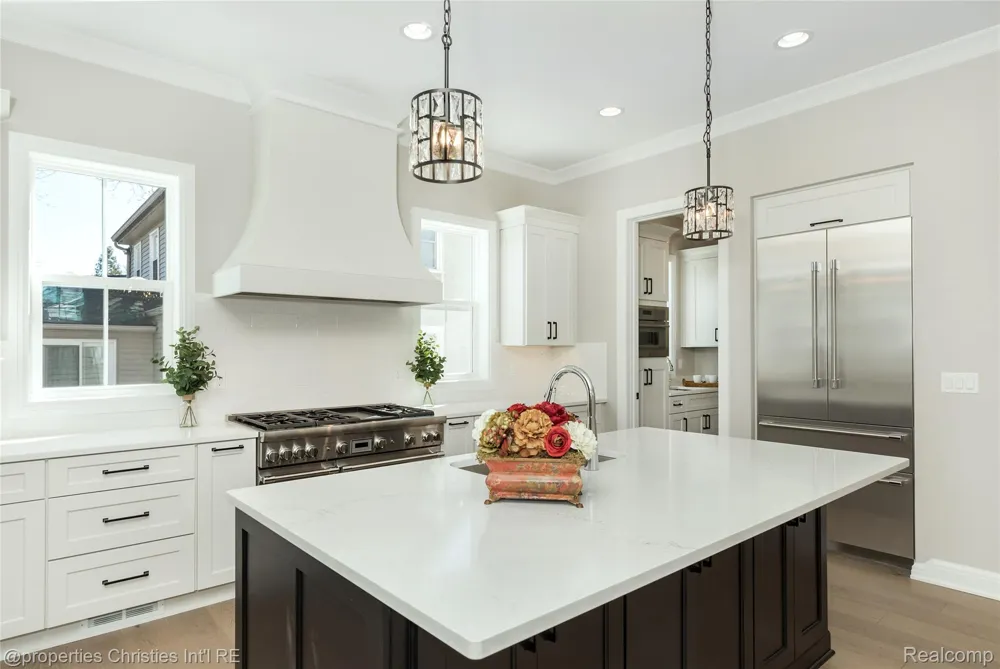 2093 Pembroke Road Birmingham City, MI 48009