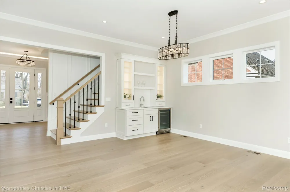 2093 Pembroke Road Birmingham City, MI 48009