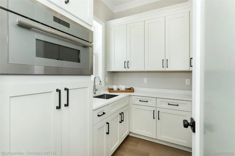 2093 Pembroke Road Birmingham City, MI 48009