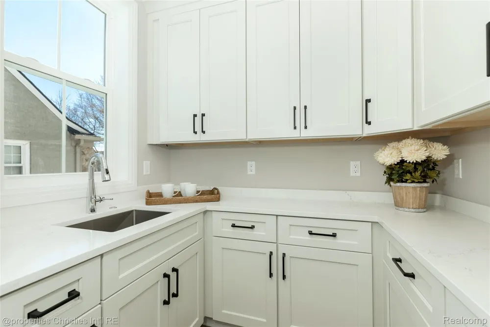 2093 Pembroke Road Birmingham City, MI 48009