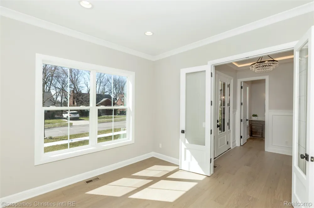 2093 Pembroke Road Birmingham City, MI 48009