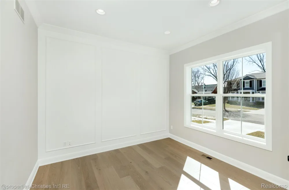 2093 Pembroke Road Birmingham City, MI 48009