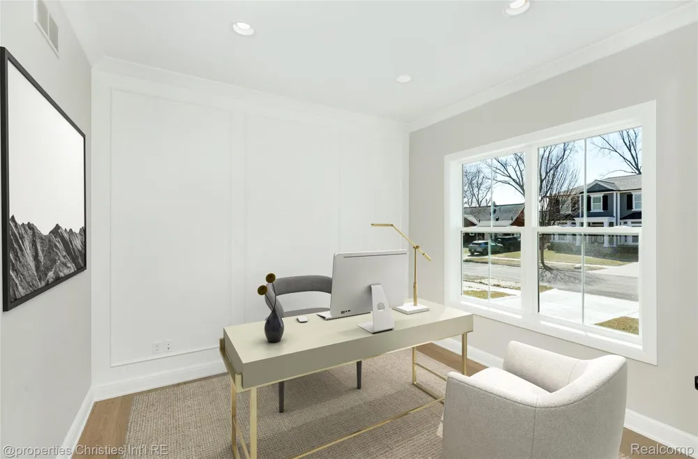 2093 Pembroke Road Birmingham City, MI 48009