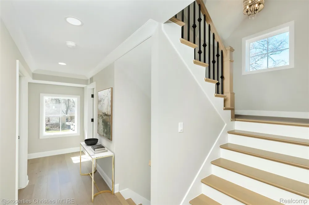2093 Pembroke Road Birmingham City, MI 48009