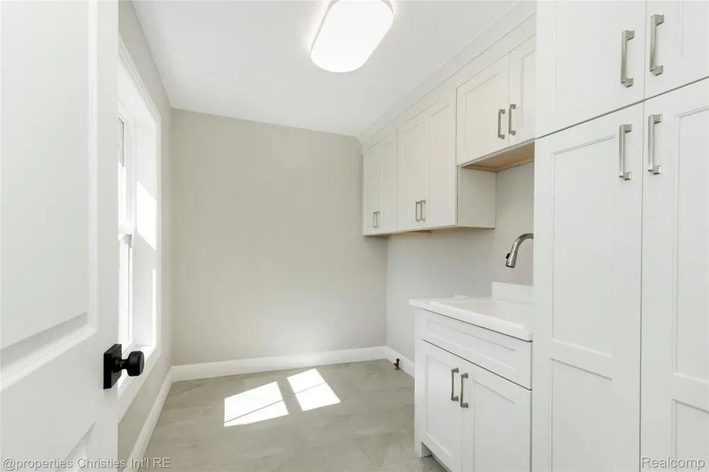 2093 Pembroke Road Birmingham City, MI 48009