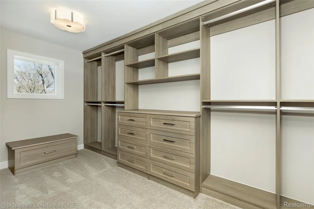 2093 Pembroke Road Birmingham City, MI 48009